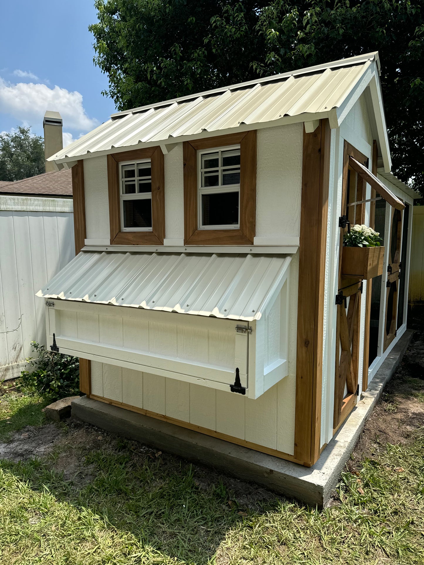 Farmhouse Walk-in Chicken Coop/Run